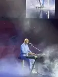 Brian McKnight sedang fokus dan menghayati penampilannya. Ia tampil dengan ciri khasnya yang karismatik (foto: Azhirs/Tiktok)