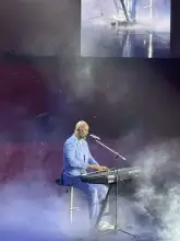 Brian McKnight sedang fokus dan menghayati penampilannya. Ia tampil dengan ciri khasnya yang karismatik (foto: Azhirs/Tiktok)