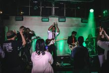 Josh Holmes Gelar Konser Intim Di M Bloc Sukses Besar Tanpa Label Dan Promotor Lokal