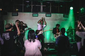 Josh Holmes Gelar Konser Intim Di M Bloc Sukses Besar Tanpa Label Dan Promotor Lokal
