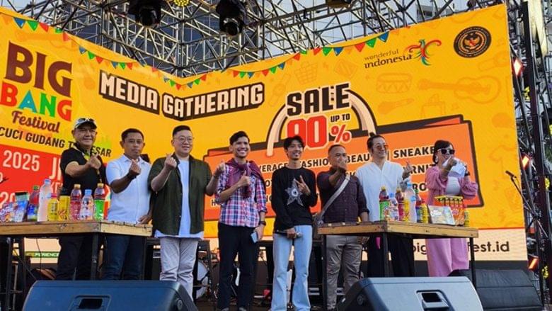 Media Gathering Big Bang Festival 2025 di PRJ Jakarta menampilkan perwakilan tenant dan penyelenggara di atas panggung dengan latar promo diskon hingga 90 persen. (Dok. HK_Mumu)